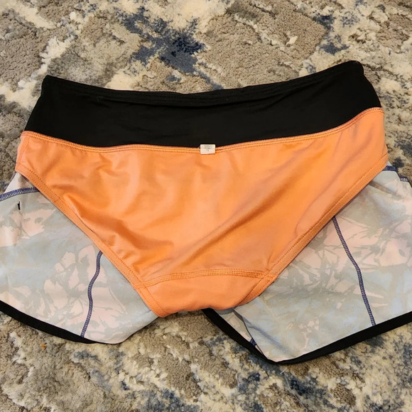 Lululemon Speed Short in Paint Storm Harbor Blue Multi / Black. Size 4 - Picture 12 of 16
